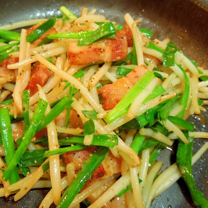 ご飯がすすむ♪ニラもやしとベーコンの炒め物